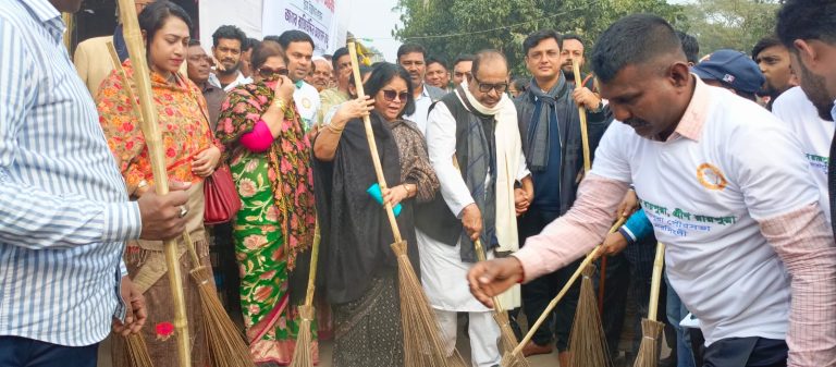 নরসিংদী রায়পুরায় বীর মুক্তিযোদ্ধা রাজিউদ্দিন আহমেদ রাজু এমপি‘র পরিষ্কার পরিচ্ছন্নতা অভিযান