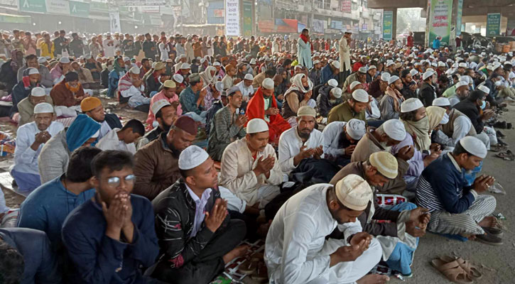 মুসলিম উম্মাহর শান্তি ও ঐক্য কামনায় আখেরি মোনাজাতের মধ্য দিয়ে শেষ হয়েছে বিশ্ব ইজতেমার প্রথম পর্ব