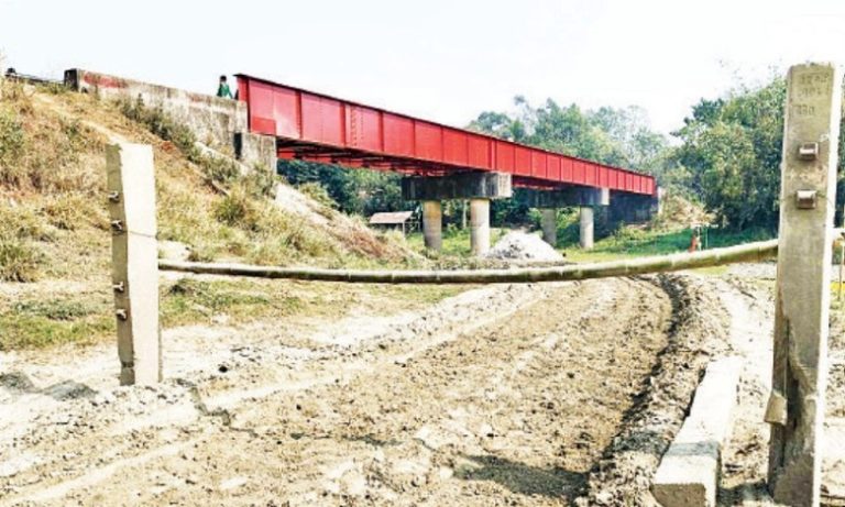 মির্জাপুরে রেল সেতুর নিচ দিয়ে বালু চলাচলের রাস্তা