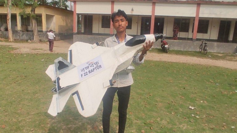 গোপালপুরে ইউটিউব দেখে বিমান বানিয়ে চমকে দিয়েছে ১৫ বছরের সিয়াম