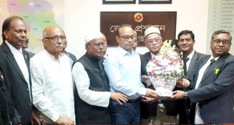 টাঙ্গাইল জেলা প্রশাসকের সাথে বার সমিতির বিজয়ীদের সৌজন্য সাক্ষাত