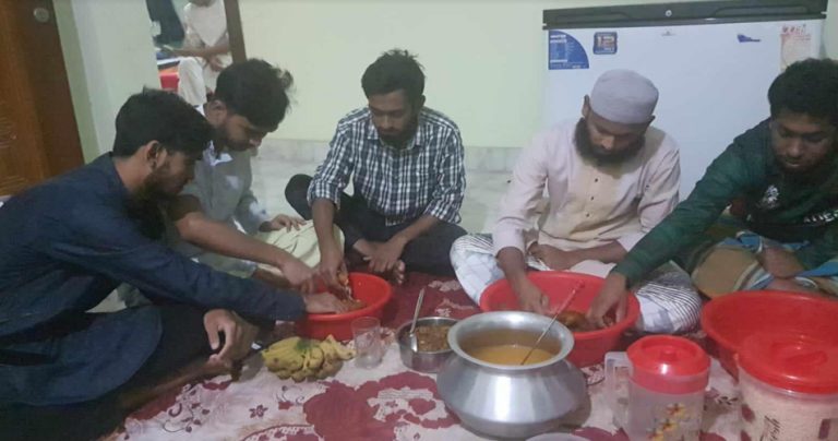 টাঙ্গাইলে মেসে থাকা শিক্ষার্থীদের ইফতারে নেই ফলমূল