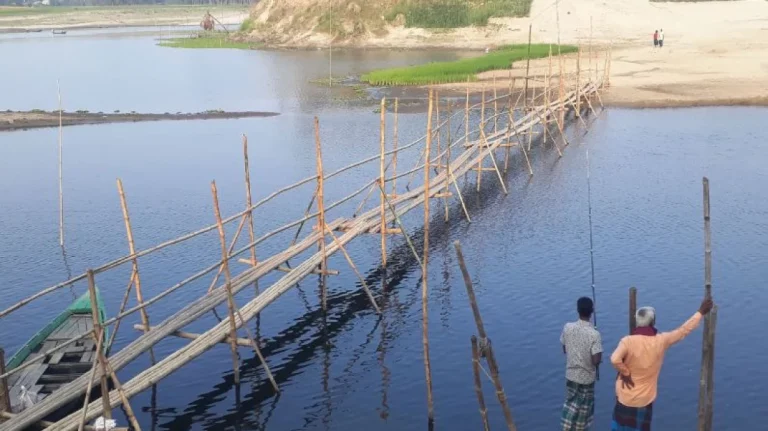মির্জাপুরে বংশাই নদীতে নেই কোনো পাকা ব্রিজ ঝুঁকি নিয়ে নদী পার হচ্ছেন ৩ উপজেলার মানুষ