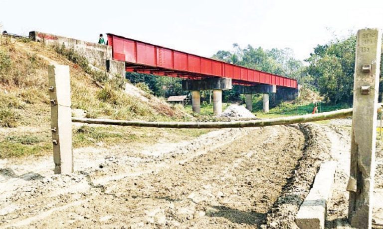 এলেঙ্গায় রেল সেতুর দুইপাশে বালু বিক্রির মহোৎসব চলছে