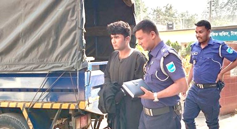 টাংগাইলে বোরকা পড়ে মহিলা মাদ্রাসায় যুবকের প্রবেশ করায় গণপিটুনির শিকার