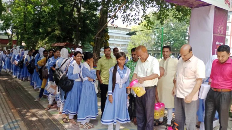 ভৈরব গরমে বিপর্যস্ত শিক্ষার্থীদের মাঝে শরবত বিতরণ 