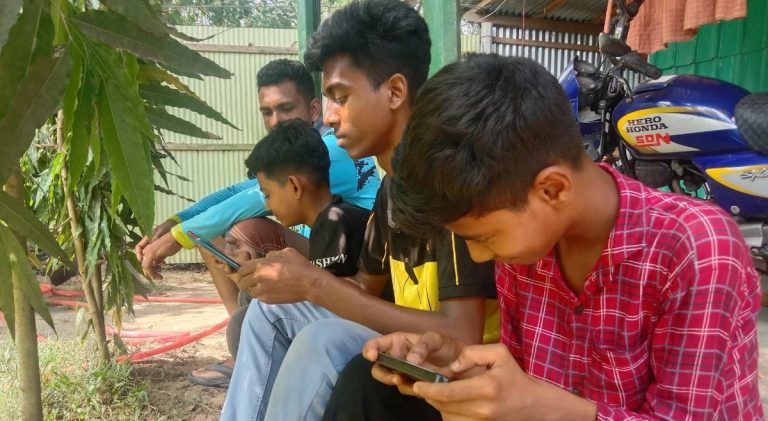 শিশুদের মোবাইল আসক্তি মানসিক বিকাশে বিরূপ প্রভাবের আশংকা