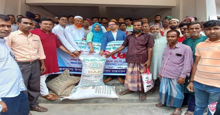 মধুপুরে কৃষকদের মাঝে আউশ ধানের বীজ ও সার বিতরণ