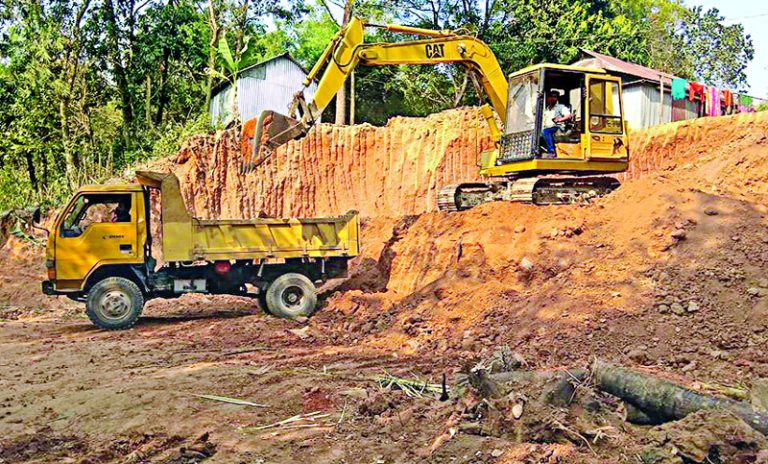 মির্জাপুরে পাহারের লাল মাটি কেটে বিক্রি