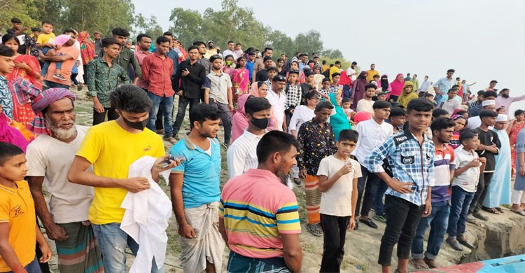 যমুনার তীরে উপভোগে মেতেছে বিনোদন প্রেমীরা