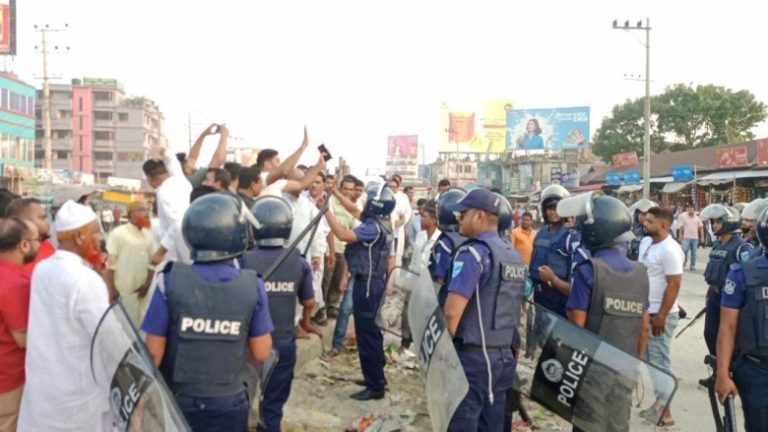 কালিহাতীতে আওয়ামীলীগ নেতার উপর হামলার প্রতিবাদে মহাসড়ক অব‌রোধ