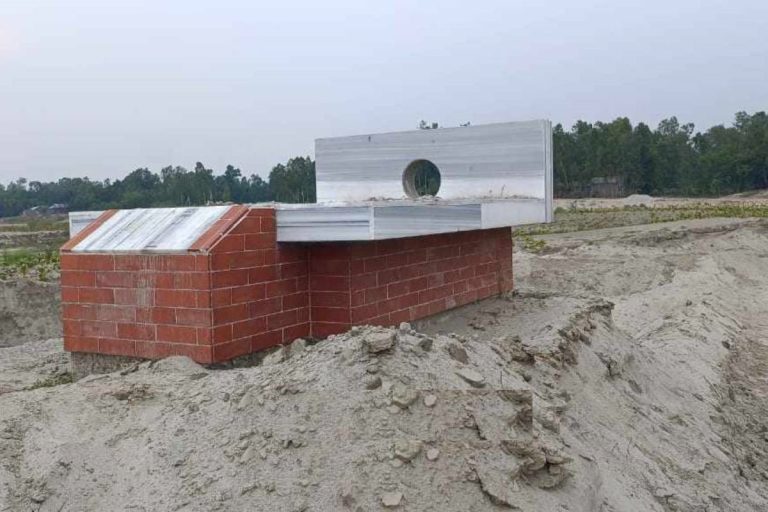কালিহাতীতে মুক্তিযোদ্ধার সমাধীর পাশের বালু বিক্রি যে কোন সময় নিশ্চিহ্ন হওয়ার শংকা