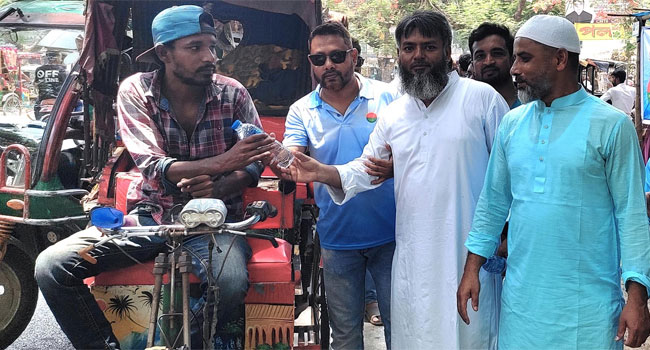 টাংগাইলে তৃষ্ণার্ত মানুষের পাশে স্বেচ্ছাসেবী সংগঠন ‘সোনালী সূর্য