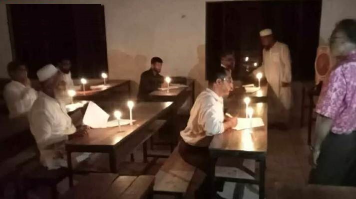 সখীপুরে রাতের আঁধারে মোমবাতি জ্বালিয়ে নিয়োগ পরীক্ষা
