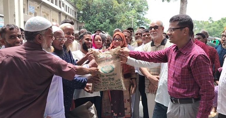 কালিহাতীতে বিনামূল্যে বীজ ও সার বিতরণ