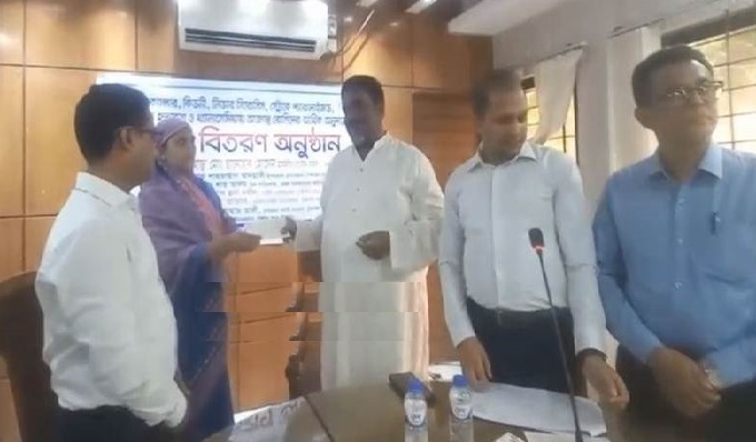 টাংগাইলে সরকারী আর্থিক সহায়তার চেক বিতরন