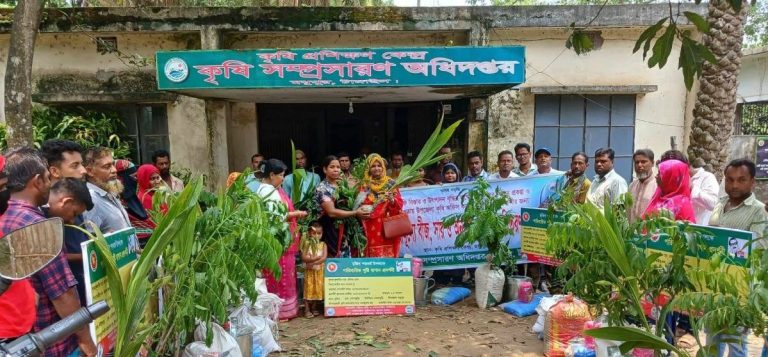 মধুপুরে কৃষকদের মাঝে গাছ ও সবজি বীজ বিতরণ