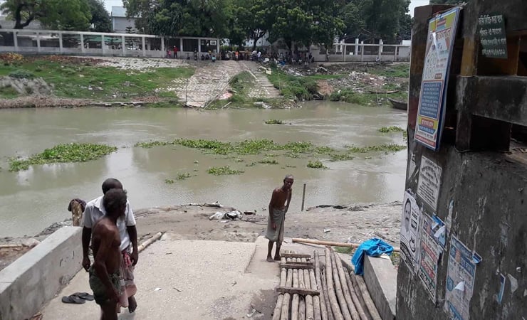 মির্জাপুরে স্বাধীনতার ৫৩ বছরেও নির্মাণ হয়নি সেতু! পানির স্রোতে ভেঙ্গেছে বাঁশের সাঁকো