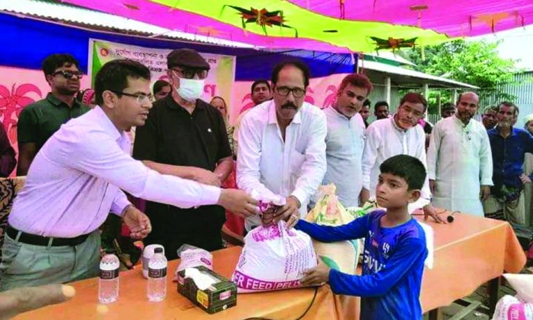 কালিহাতীতে বন্যাকবলিত ৬০০ পরিবারের মাঝে চাল বিতরণ