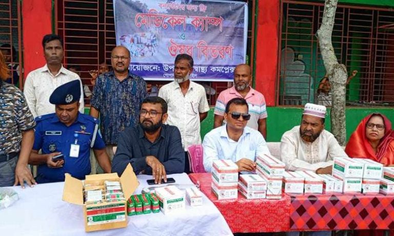 গোপালপুরে পানিবন্দী মানুষের চিকিৎসার জন্য ফ্রি মেডিক্যাল ক্যাম্প