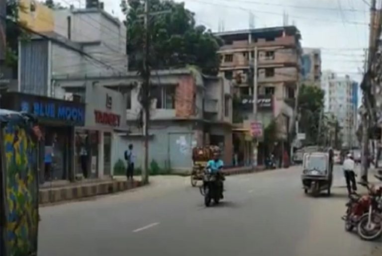 টাংগাইলে কারফিউ শিথিল করায় জনজীবন স্বাভাবিক হয়েছে