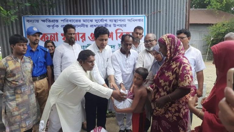 বাসাইলে বন্যা ও নদী ভাঙনে ক্ষতিগ্রস্তদের মাঝে ত্রাণ সামগ্রী বিতরণ