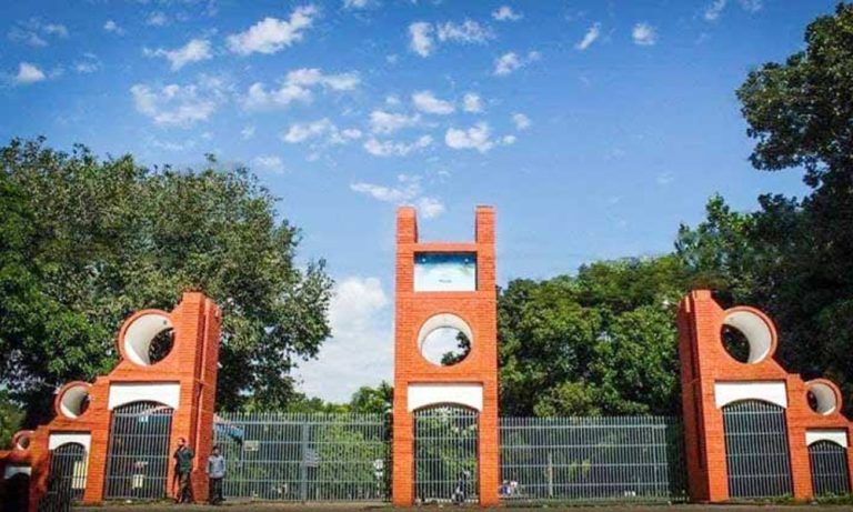 মাভিপ্রবির রেজিস্ট্রার অফিসে তালা দিয়েছেন সাধারণ শিক্ষার্থীরা