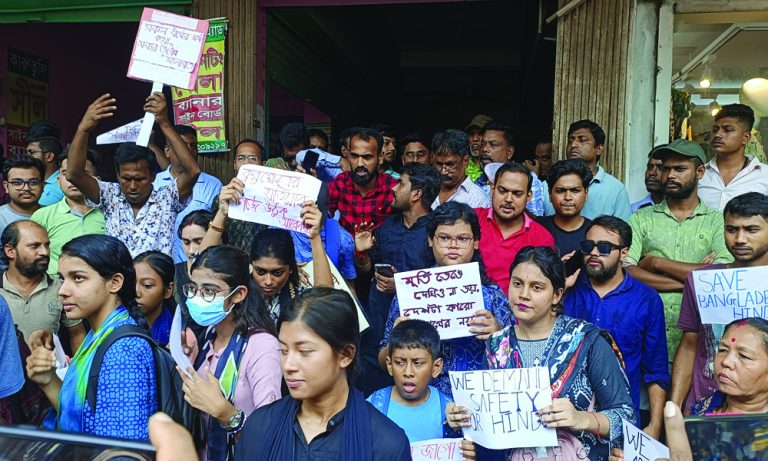 টাংগাইলে হামলা, ভাঙচুর ও লুটপাটের প্রতিবাদে হিন্দু সম্প্রদায়ের মানববন্ধন