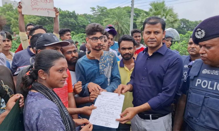 টাংগাইলে শিক্ষার্থীদের ৯ দফা দাবিতে বিক্ষোভ ও স্মারকলিপি প্রদান