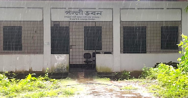 নাগরপুরে পল্লী উন্নয়ন অফিসে তালা