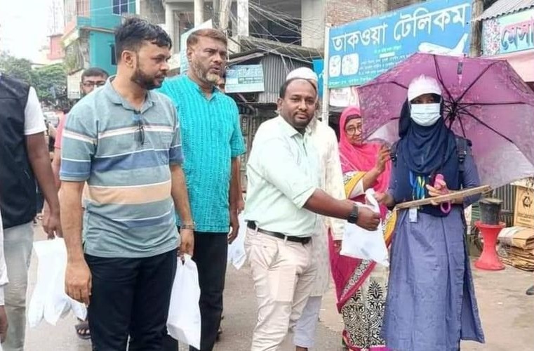 বাসাইলে ট্রাফিকের দায়িত্ব পালন করা স্কাউটসদের মাঝে প্রেসক্লাবের খাবার বিতরণ
