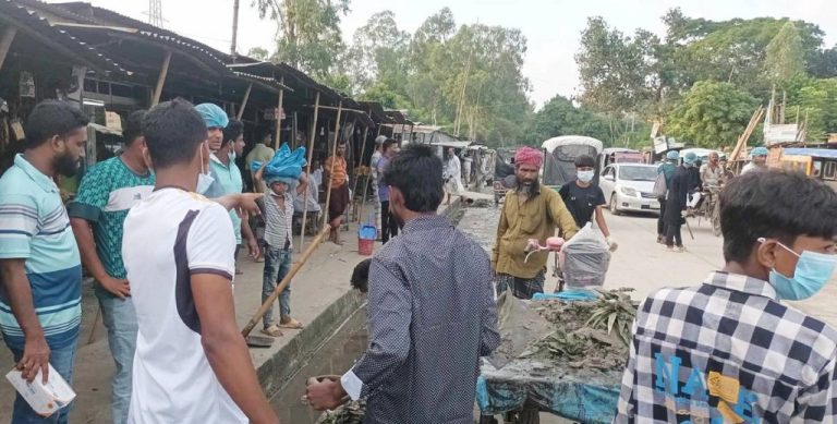 ভূঞাপুরে বঙ্গবন্ধু মহাসড়কের আঞ্চলিক ড্রেনের ময়লা-আবর্জনা পরিষ্কার শিক্ষার্থীরা