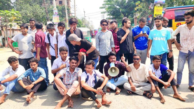ভূঞাপুরে শিক্ষার্থীদের উপর পরিবহন শ্রমিকদের হামলার প্রতিবাদ