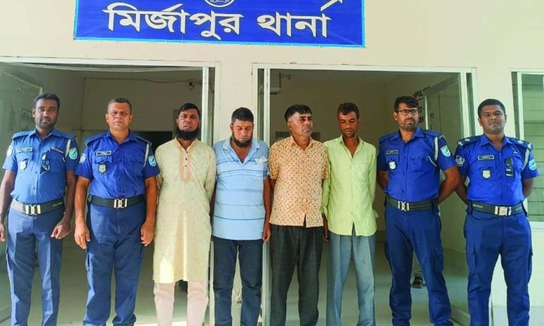 মির্জাপুরে ৪ ডাকাত গ্রেফতার