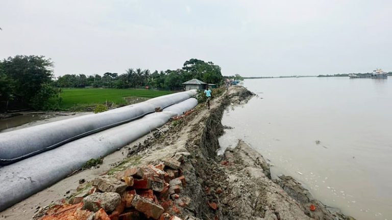 ঘূর্ণিঝড় দানার আঘাতের আগে উপকূলীয় মানুষের মধ্যে উৎকণ্ঠা