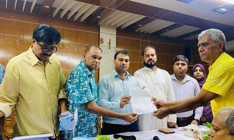 গোপালপুরে দূর্গা পূজা উপলক্ষে সরকারি অনুদান বিতরণ