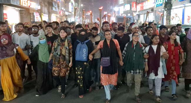 টাংগাইলে রাষ্ট্রপতির পদত্যাগ দাবিতে মশাল মিছিল