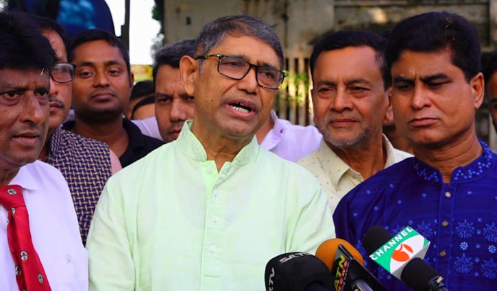 তারা আহাম্মকের স্বর্গে বাস করছেন