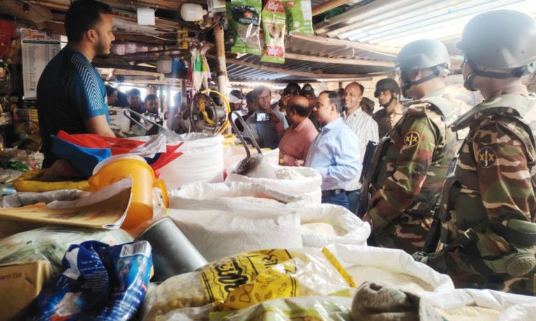 সখীপুরে নিষিদ্ধ পলিথিন রাখায় ৮ ব্যবসায়ীকে জরিমানা