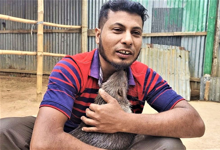 মানুষ ও প্রাণীর ভালোবাসার অনন্য দৃষ্টান্ত অটোচালক লিটন মিয়া