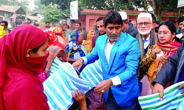 টাংগাইলে বিএনপি নেতা ফরহাদ ইকবালের শীতবস্ত্র বিতরণ