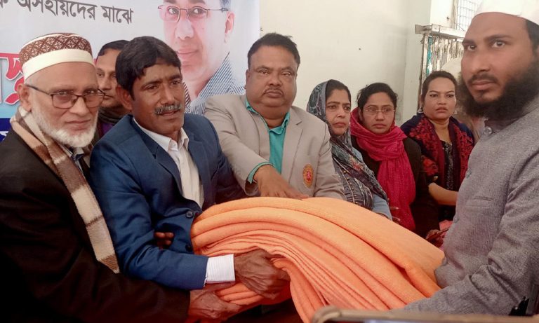 টাংগাইলে বিএনপি নেতা ফরহাদ ইকবালের কম্বল বিতরণ