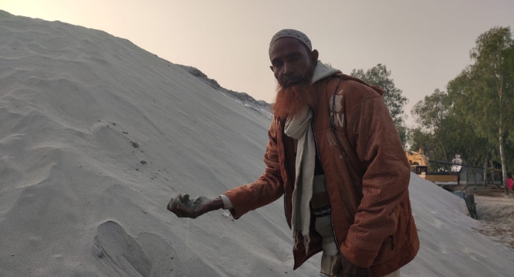 ভূঞাপুরে আস্তর বালুকে ভিটি বালু দেখিয়ে কম দামে বিক্রি