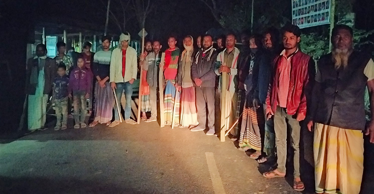 ঘাটাইলে ডাকাতির ভয়ে সড়ক পাহাড়া দিচ্ছে গ্রামবাসী