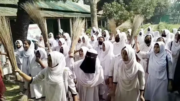 ভূঞাপুরে অধ্যক্ষের বিরুদ্ধে ঝাড়ু মিছিল