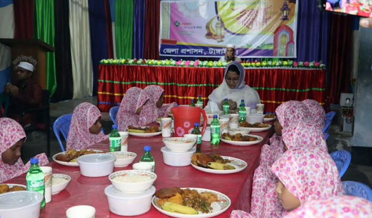 টাংগাইলে এতিমদের সাথে জেলা প্রশাসকের ইফতার