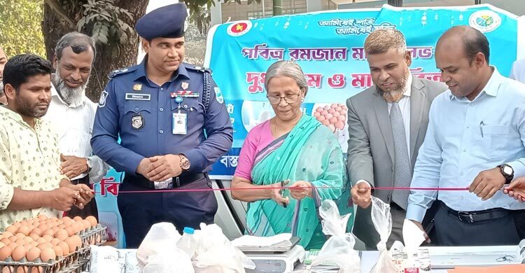টাংগাইলে সুলভ মূল্যে পণ্য সামগ্রী বিক্রয় কার্যক্রম উদ্বোধন