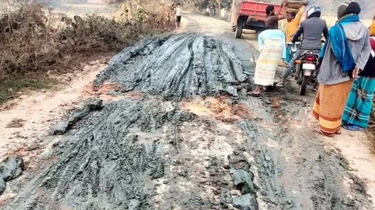 মির্জাপুরে নির্বিচারে কাটা হচ্ছে টিলা  রাস্তার বেহাল দশা
