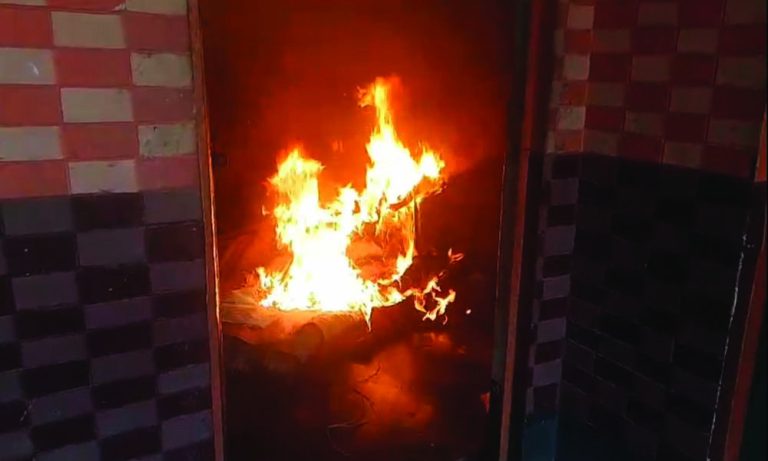 মির্জাপুরে গ্রেফতারের দাবিতে মানববন্ধনের পর বাড়িতে আগুন