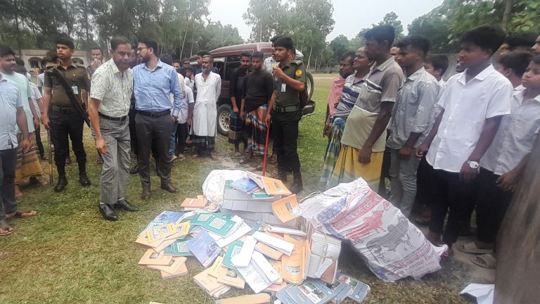 টাঙ্গাইলে পলাতক প্রধান শিক্ষক, সরকারি বইসহ ট্রাক জব্দ